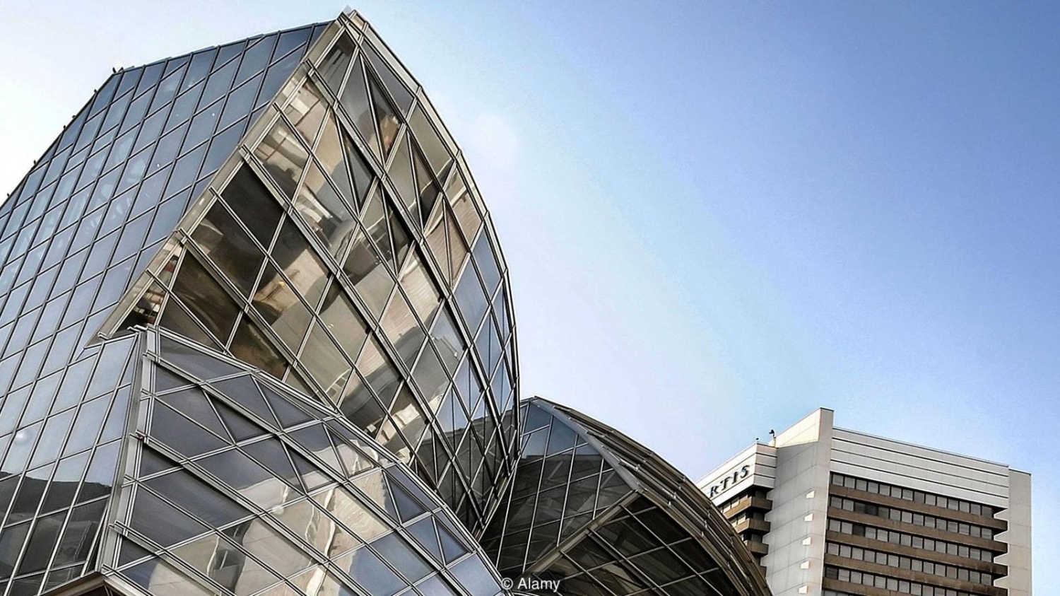 Штаб-квартира Базельского фармацевтического гиганта Novartis включает офисное здание Frank Gehry площадью 32 000 кв. М (кредит: Alamy)
