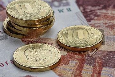 Всё больше россиян стали хранить деньги в рублях