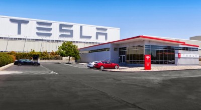 Tesla уволила 400-700 сотрудников