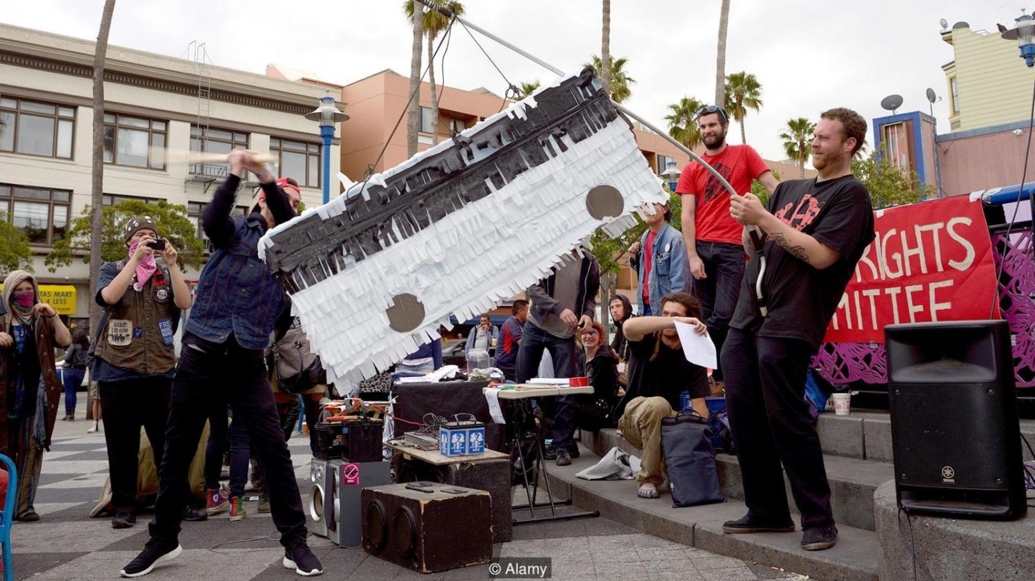 Протестующие атакуют автобус Google piñata в Сан-Франциско в 2013 году (Credit: Alamy)