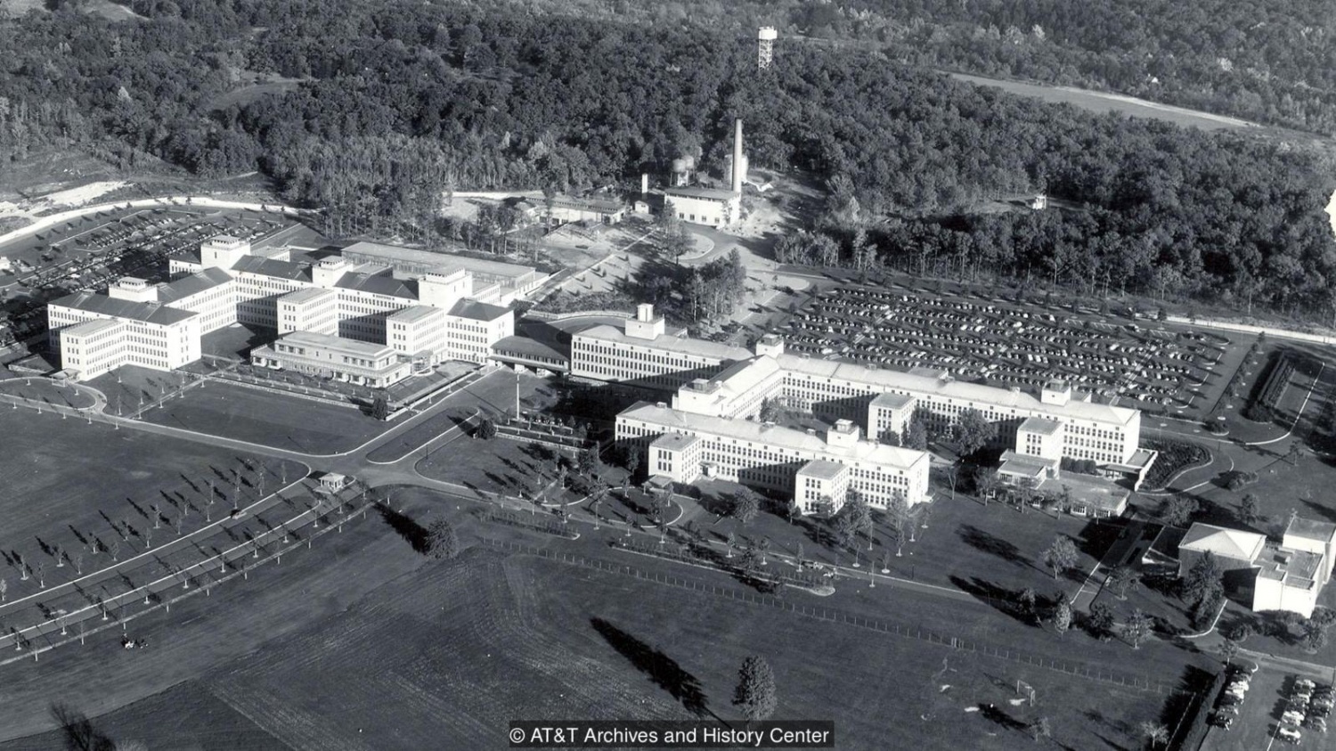 Кампус Bell Labs в Нью-Джерси, принятый в 1949 году (Credit: AT &amp;amp; T Archives and History Center)