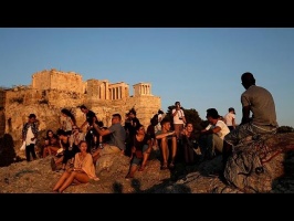 Греческий турбизнес страдает от недостатка туристов из-за беженцев